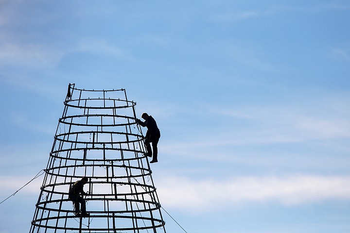 &lt;p&gt;SHAWN GUST/Press Casey Fehrnstrom, left, and Dave Clancey, workers for the Hagadone Corporation&#146;s engineering department, work on constructing the 50-foot metal Christmas tree on the roof of the Hagadone corporate office Monday while preparing for Coeur d&#146;Alene&#146;s annual holiday lights display.&lt;/p&gt;