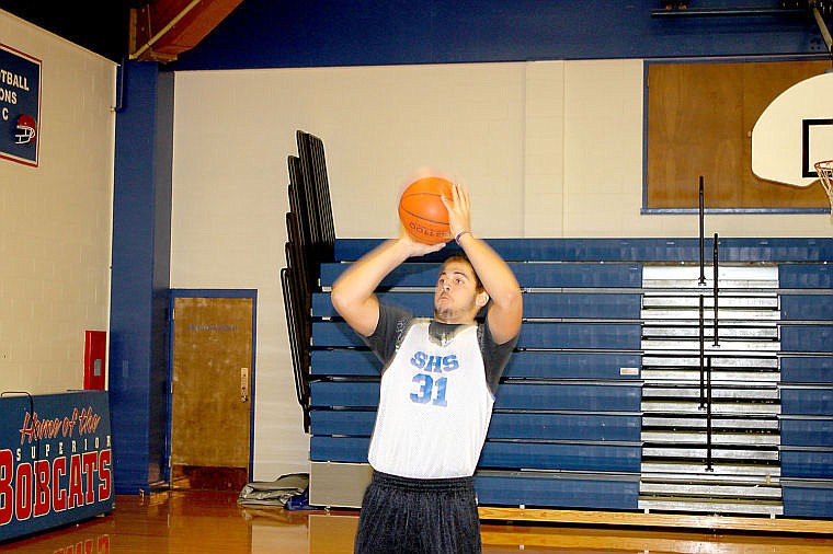 <p>Senior Jarrod Tippens lines up a shot to the basket during a Superior Bobcats' practice session.</p>