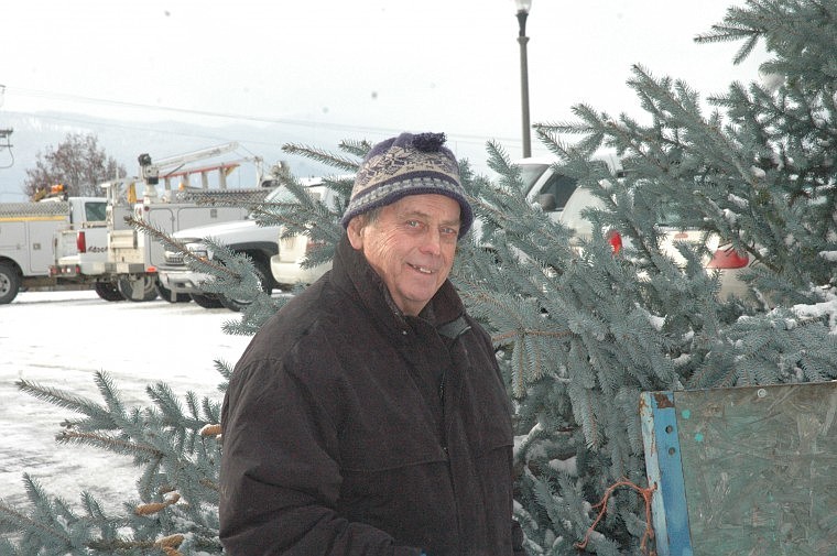 &lt;p&gt;Dick Kelson last December waiting for city crews to unload the
10,000 pound blue spruce Christmas tree he donated to the city for
2010.&lt;/p&gt;