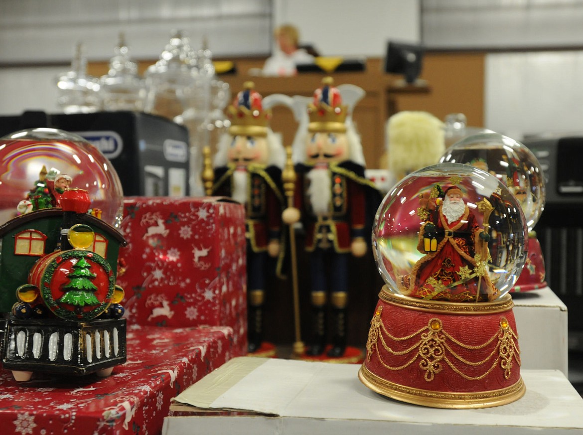 &lt;p&gt;&lt;strong&gt;Snow globes&lt;/strong&gt; and nutcrackers are just a few of the items from the set of truTV's &quot;Santas in the Barn,&quot; that will be auctioned at Gardners. (Aaric Bryan/Daily Inter Lake)&lt;/p&gt;