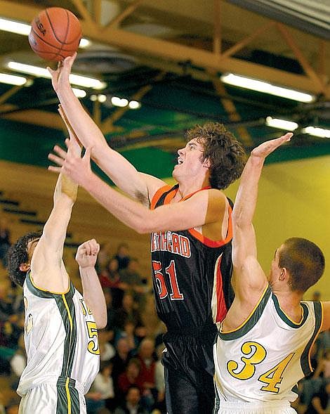 Flathead&#146;s Brock &lt;br&gt;Osweiler goes up for a basket over &lt;br&gt;Whitefish defenders &lt;br&gt;David FauntLeRoy and Colt Idol during &lt;br&gt;first-half action Friday. &lt;br&gt;Flathead won the game,&lt;br&gt;62-30. Karen Nichols/&lt;br&gt;Daily Inter Lake