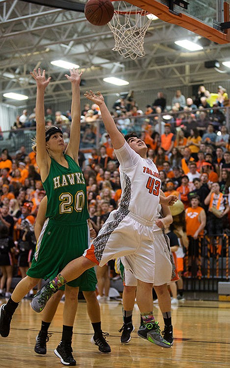 &lt;p&gt;Post Falls&#146;s guard Kim Reynolds scores against Lakeland Hawks&#146;s Kaidan Kelsey during Friday night&#146;s Prairie Pig competition.&lt;/p&gt;