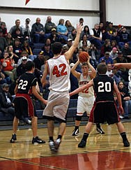 Carson Lilja sees an open Tanner Ostrum on the baseline during a showdown with Hot Springs on Friday night.