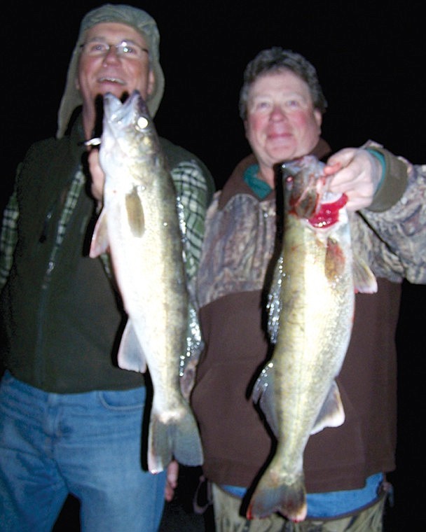 Mike Meseberg and Dick Hampton, of Royal City, show some nice
Walleye that they later had for dinner. The fishing off the MarDon
Dock is still very good, call 1-800-416-2736 for a current fish
report.