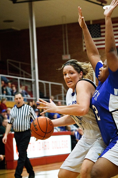 &lt;p&gt;Carli Rosenthal, of Coeur d'Alene, powers past Federal Way defender, Tyshana Burgess, for a score during Thursday's championship game.&lt;/p&gt;