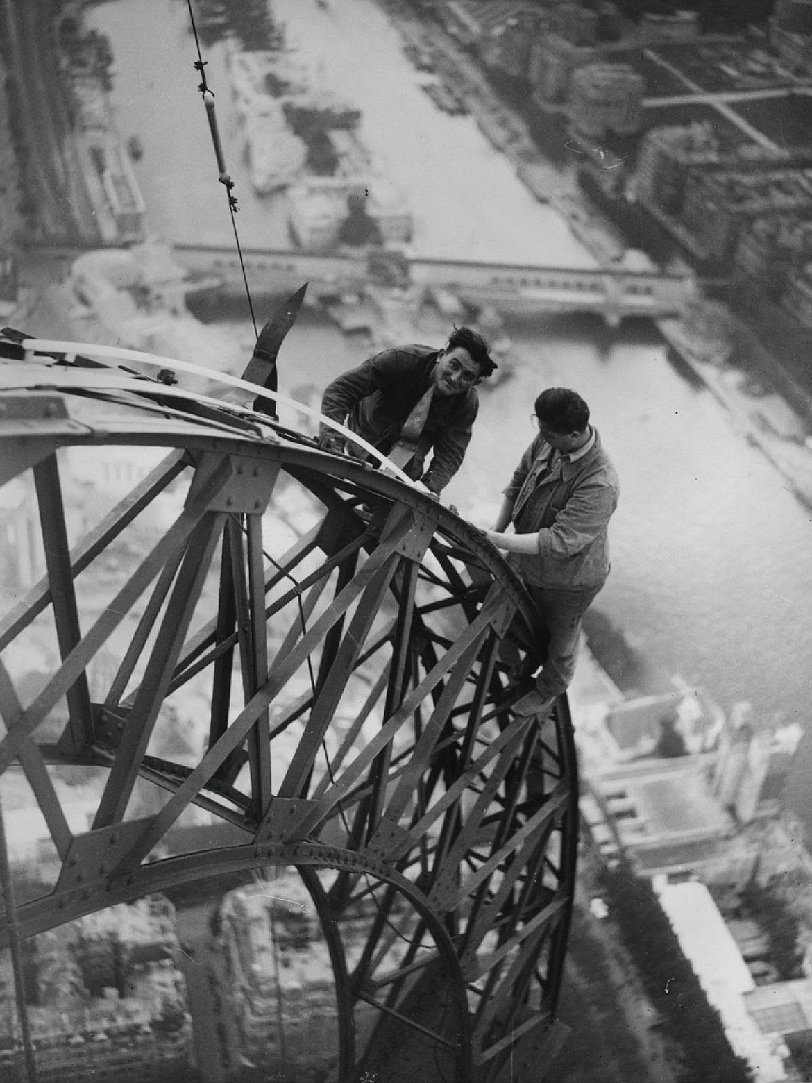 GOOGLE IMAGES
Building the Eiffel Tower next to Seine River (1887-1889).