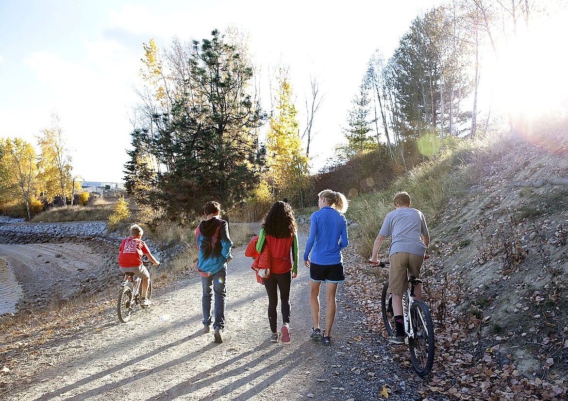 Maddox Kurtz, Sims MacDonald, Jennifer MacDonald, Nancy Dooley, and William Treadaway go for a walk on the Pend d’Oreille Bay Trail.