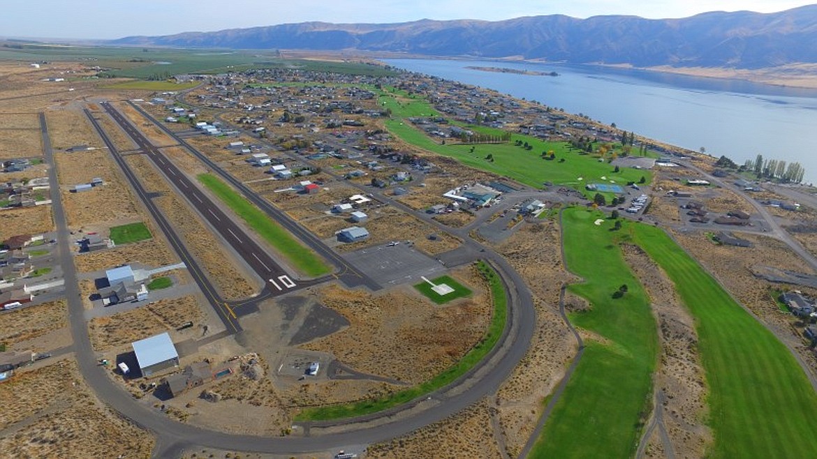A view of the Desert Aire Golf Course located alongside the Columbia River.