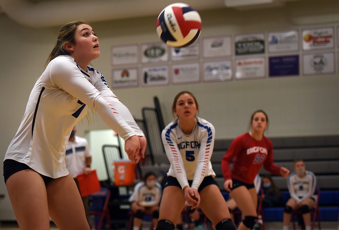 Dana Saari makes a dig as teammates Maddison Chappuis (5) and Allie Reichner (88) look on.
Jeremy Weber