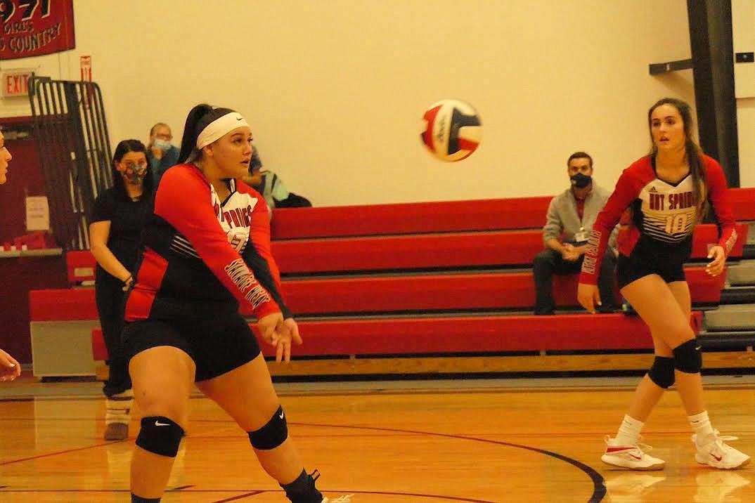 Hot Springs senior Lizzy Fisher sets up a shot for Lily Winn. (Chuck Bandel/Valley Press)