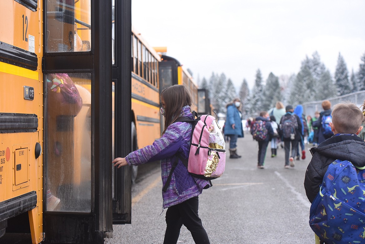Libby Elementary School students board a bus after school on Nov. 10. (Will Langhorne/The Western News)
