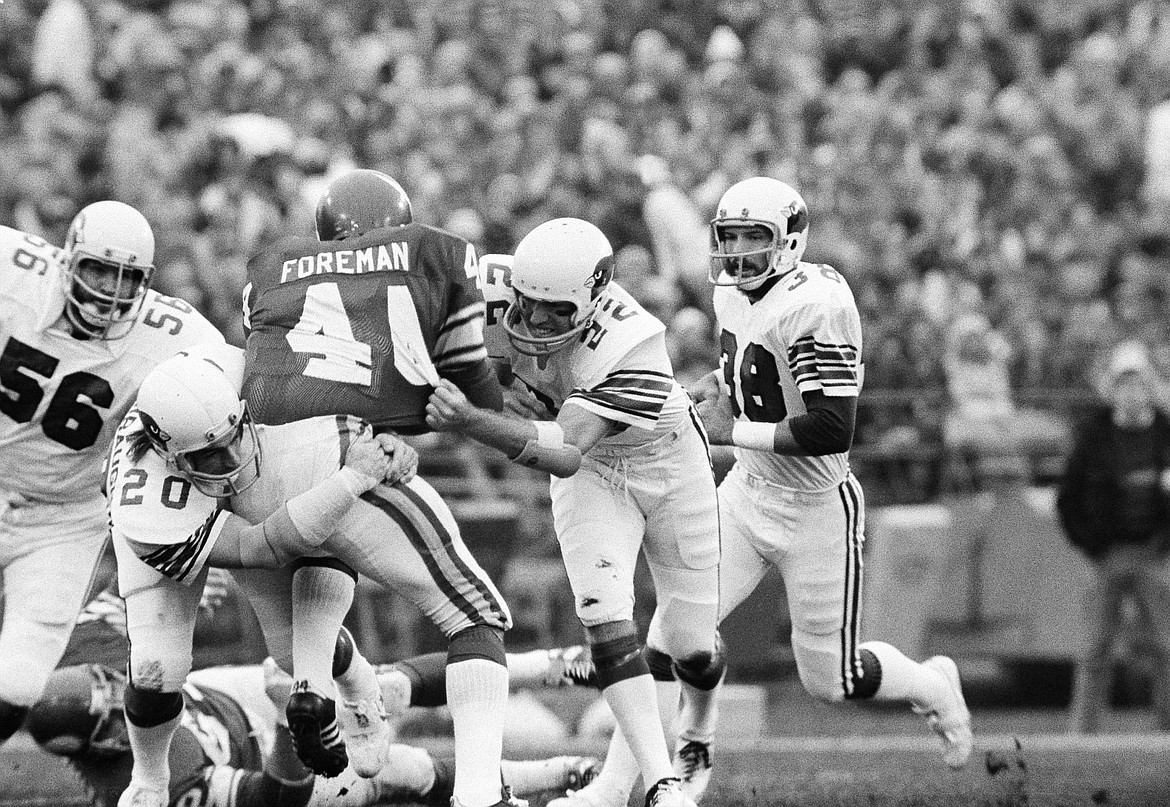 JIM MONE/Associated Press
Mike Sensibaugh (20), here helping tackle Minnesota Vikings running back Chuck Foreman as a member of the St. Louis Cardinals in 1977, once put our intrepid sports columnist on the injured list.