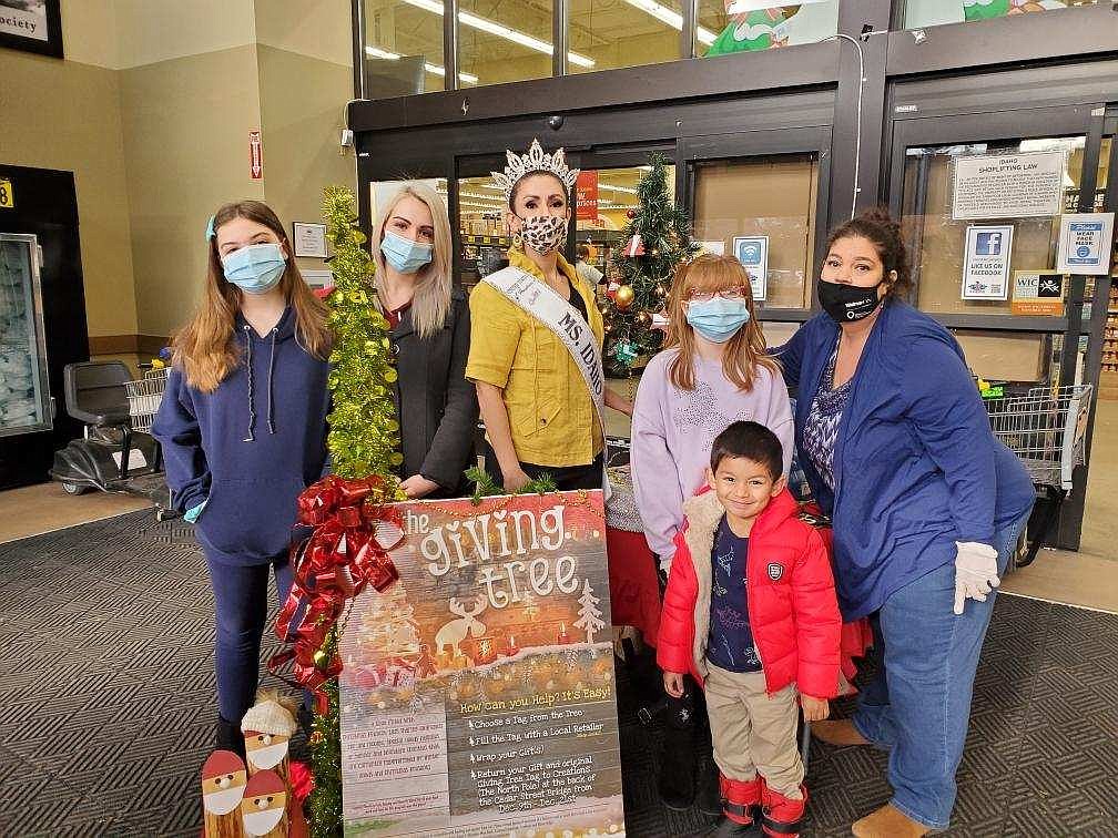 USOA Ms. Idaho Katherine Funk-Adlard  poses for a photo at Super 1 with Giving Tree volunteers.