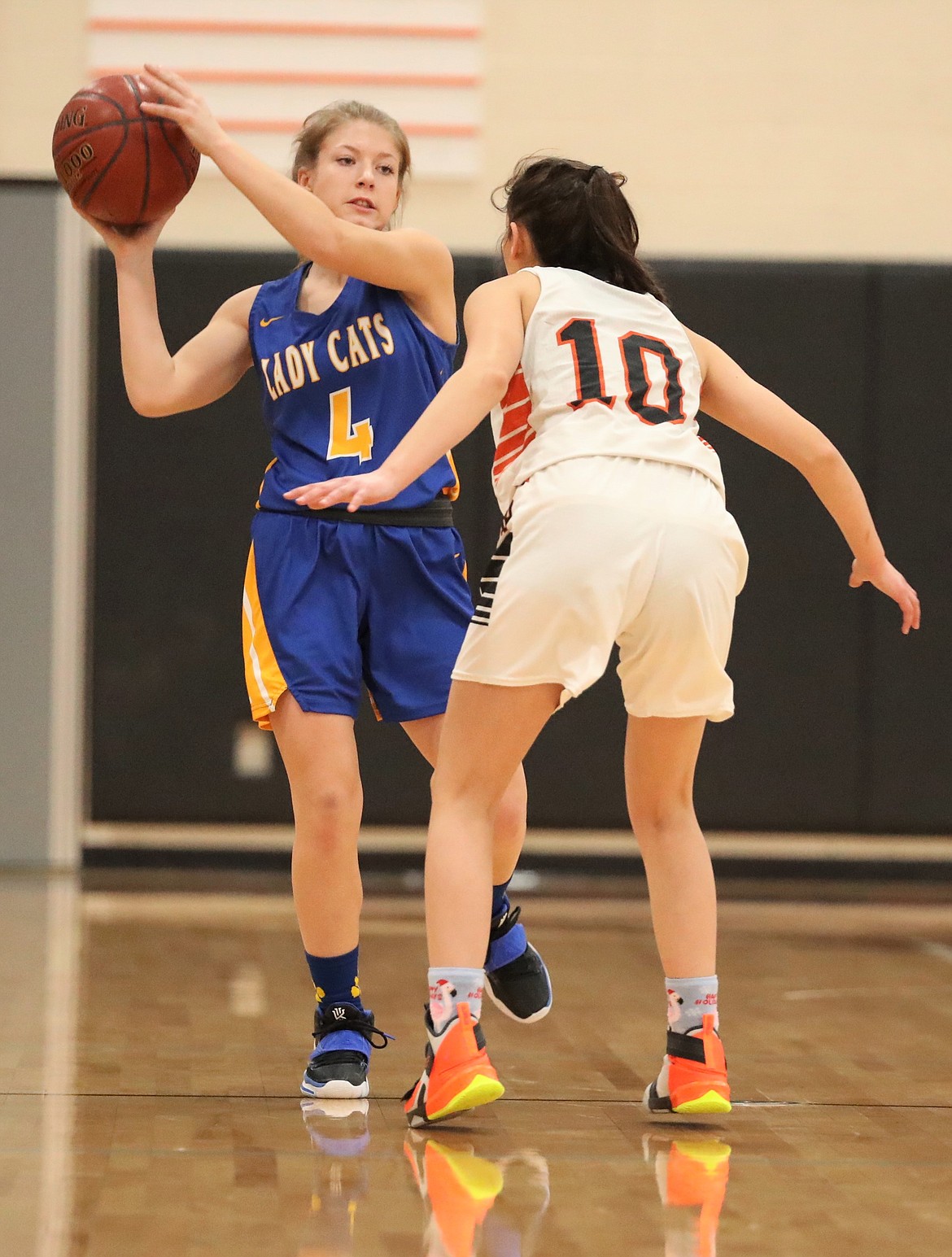 Eloise Shelton looks to pass the ball to a teammate on Friday.