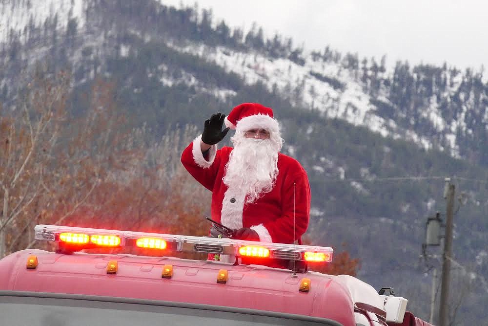 Santa Claus made an early visit to Plains last week and he got a special ride on a Plains-Paradise Rural Fire Department truck. (Chuck Bandel/Valley Press)