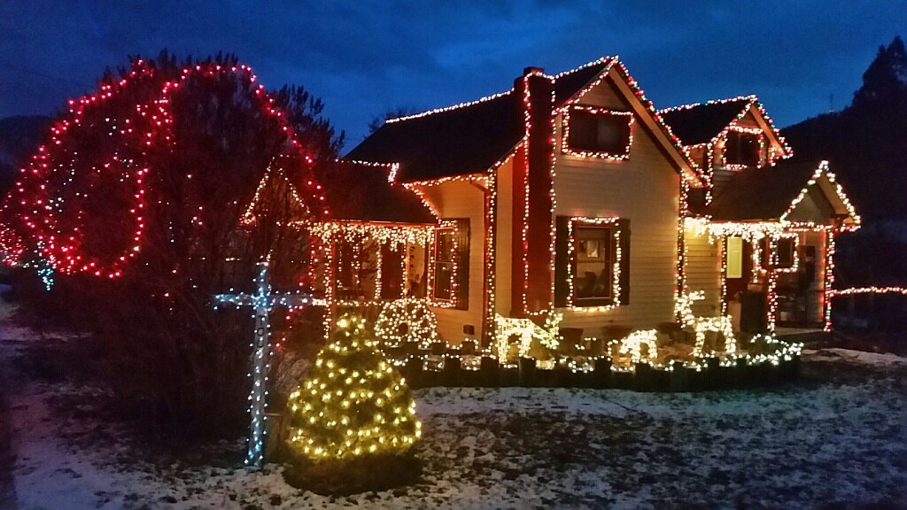 John and Lori Benda won the Mineral County Chamber of Commerce annual Christmas decorating
contest for homes and businesses in the general area surrounding downtown
Superior.