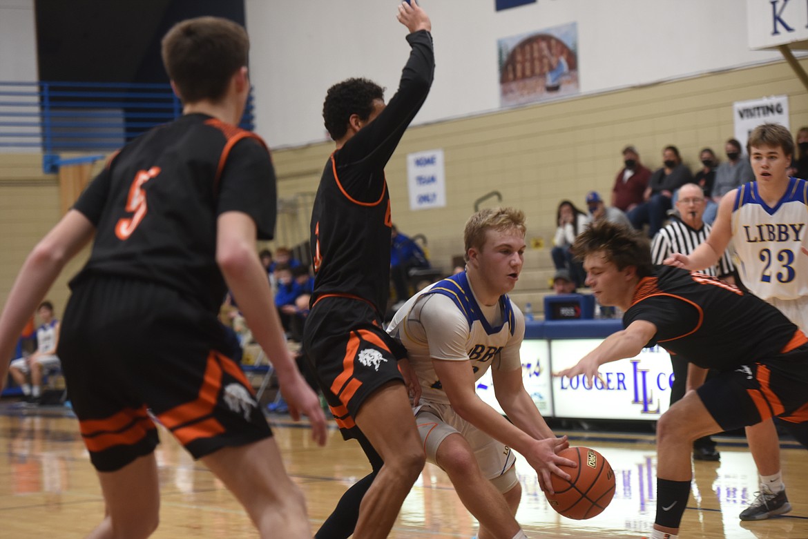 Sophomore Ryder Davis looks to get around defenders during the Loggers's Jan. 2 season opener against the French town Broncs. (Will Langhorne/The Western News)