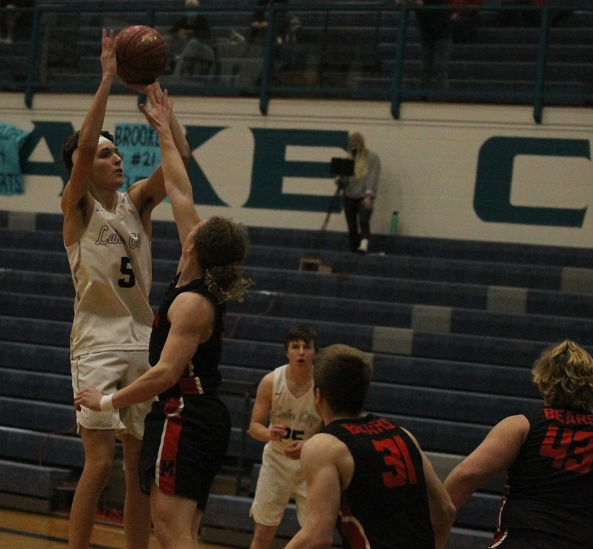 JASON ELLIOTT/Press
Lake City senior wing Jack Kiesbuy pulls up for a jumper over the defense of Moscow's Barrett Abendroth during the first quarter of Wednesday's game.