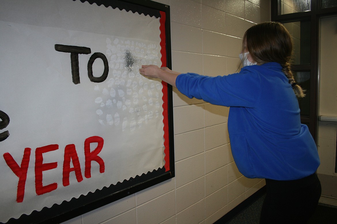Kali Gomez adds a little sparkle to a welcome back bulletin board. Gomez and the rest of the Othello High School student body returned to school for part time instruction Jan. 25.