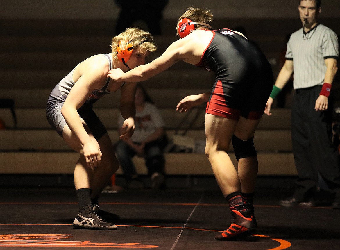 Priest River's Bradley Bennett (left) faces off with Micah Harder from Moscow in a 170-pound bout on Jan. 20 at PRLHS.