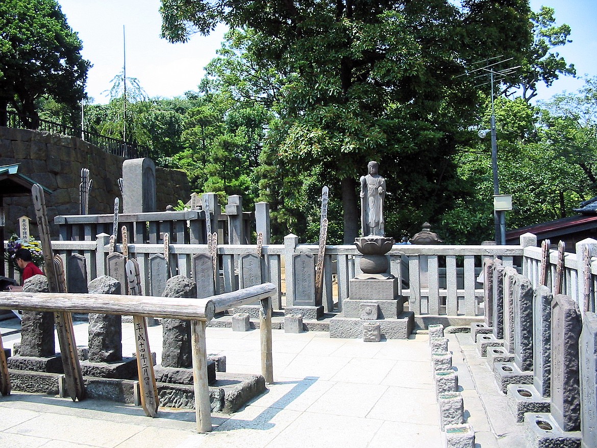 Gravesite of the 47 Ronin at Senkakuji in the middle of downtown Tokyo.