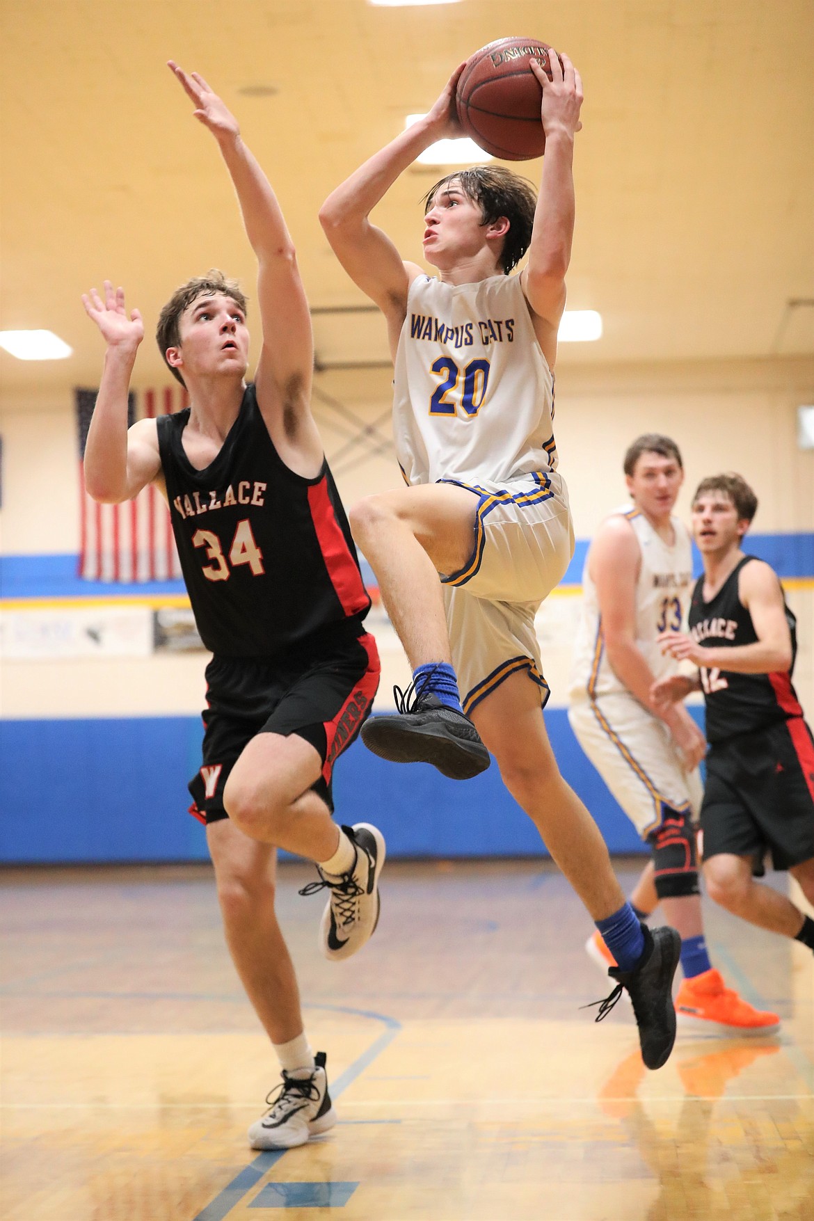 Sam Barnett looks to hit a layup over a Wallace defender on Monday.