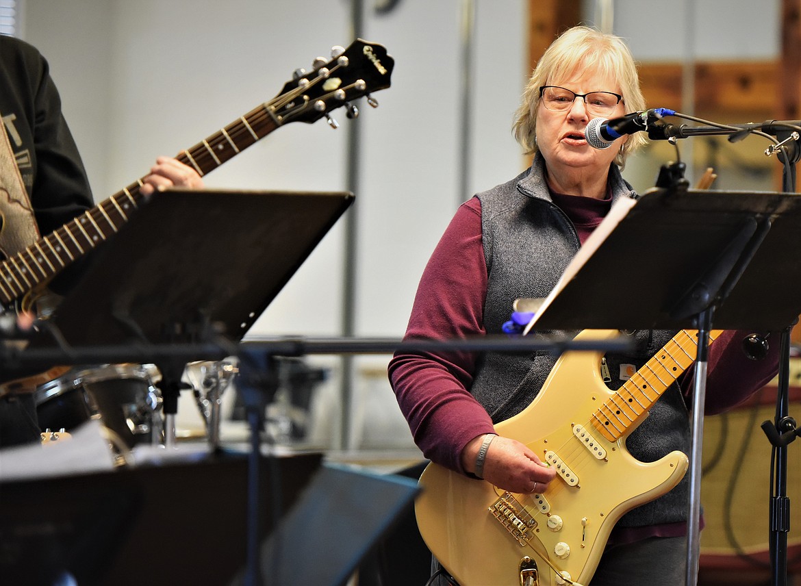 Gerry Iseman takes a turn singing. (Scot Heisel/Lake County Leader)