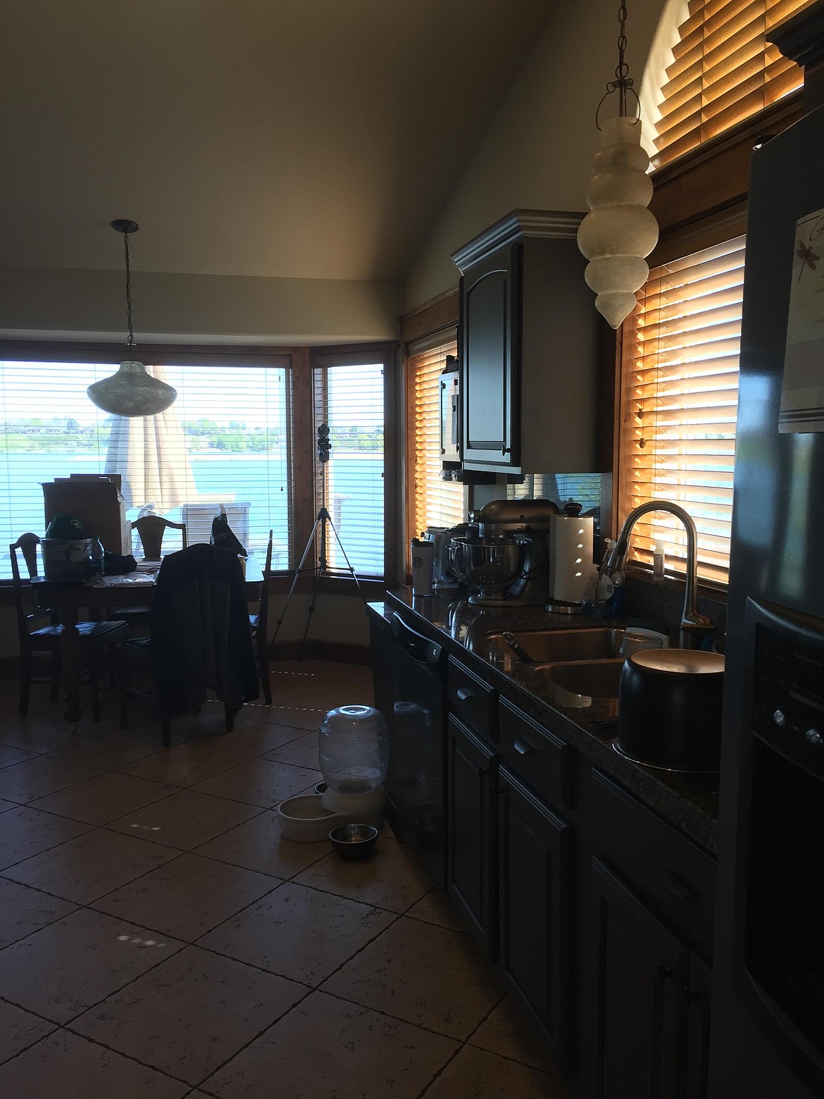 The kitchen before the remodel ...