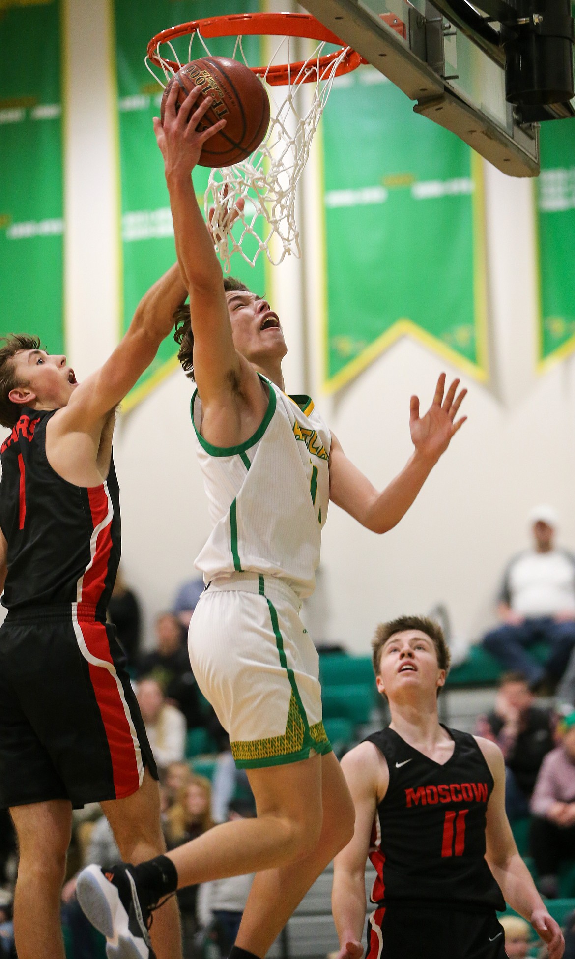 JASON DUCHOW PHOTOGRAPHY
Bryce Henry of Lakeland goes strong to the basket as Bryden Brown (1) of Moscow defends on Saturday in Rathdrum.