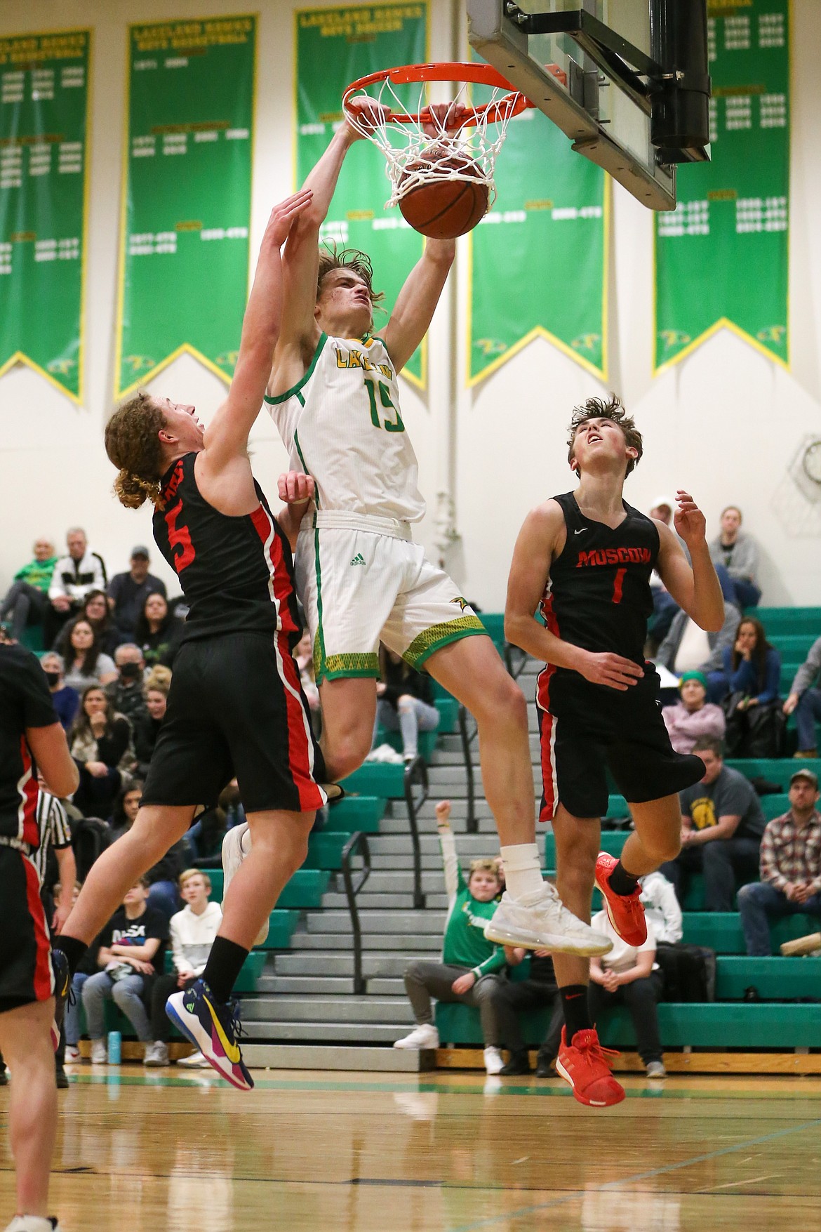 JASON DUCHOW PHOTOGRAPHY
Noah Haaland (15) of Lakeland dunks as Barrett Abendroth (5) and Bryden Brown (1) of Moscow challenge on Saturday at Hawk Court.