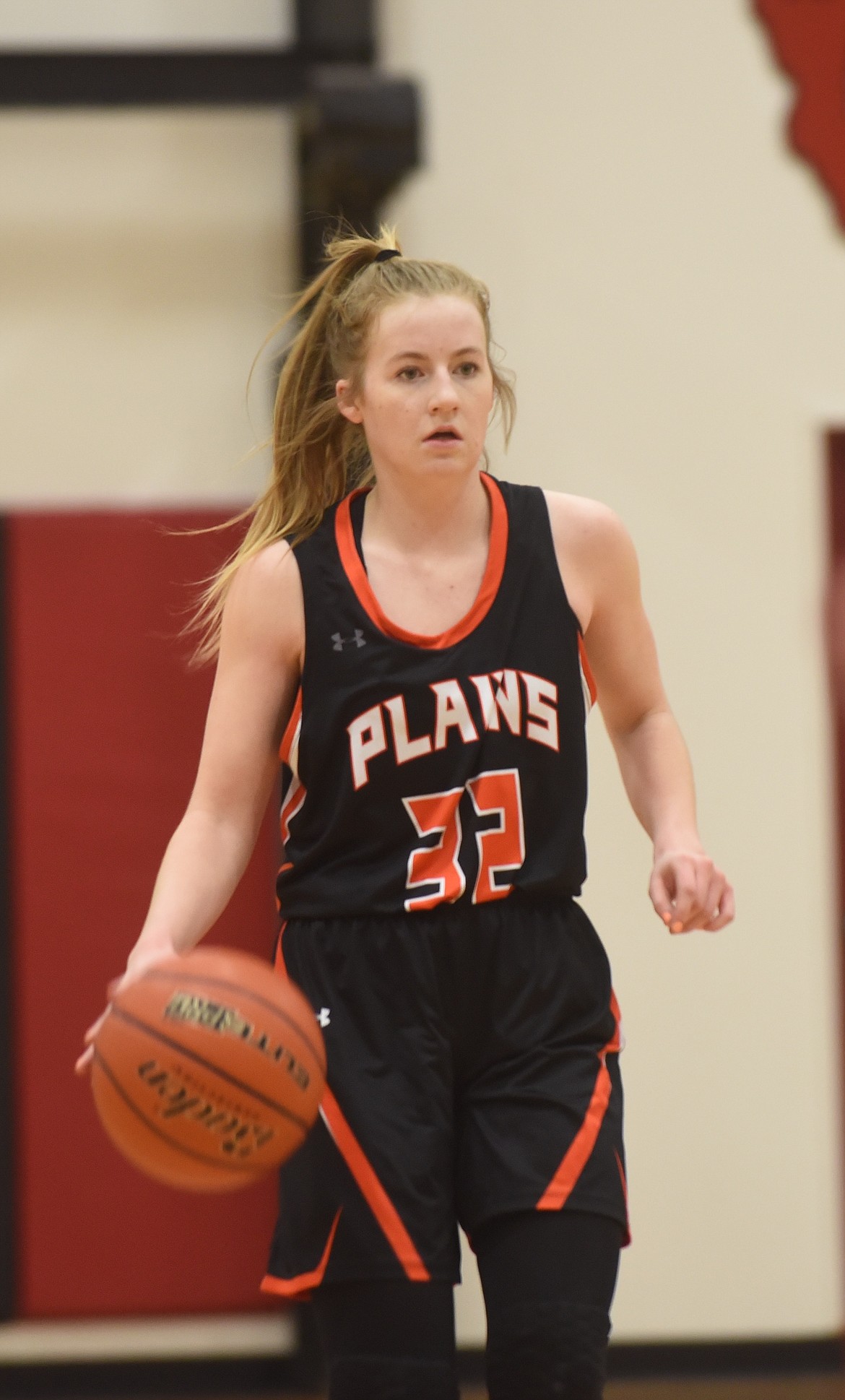 Plains basketball player Kimmy Curry scans the court against Hot Springs last Friday. The Trotters won 38-22. (Scott Shindledecker/Valley Press)