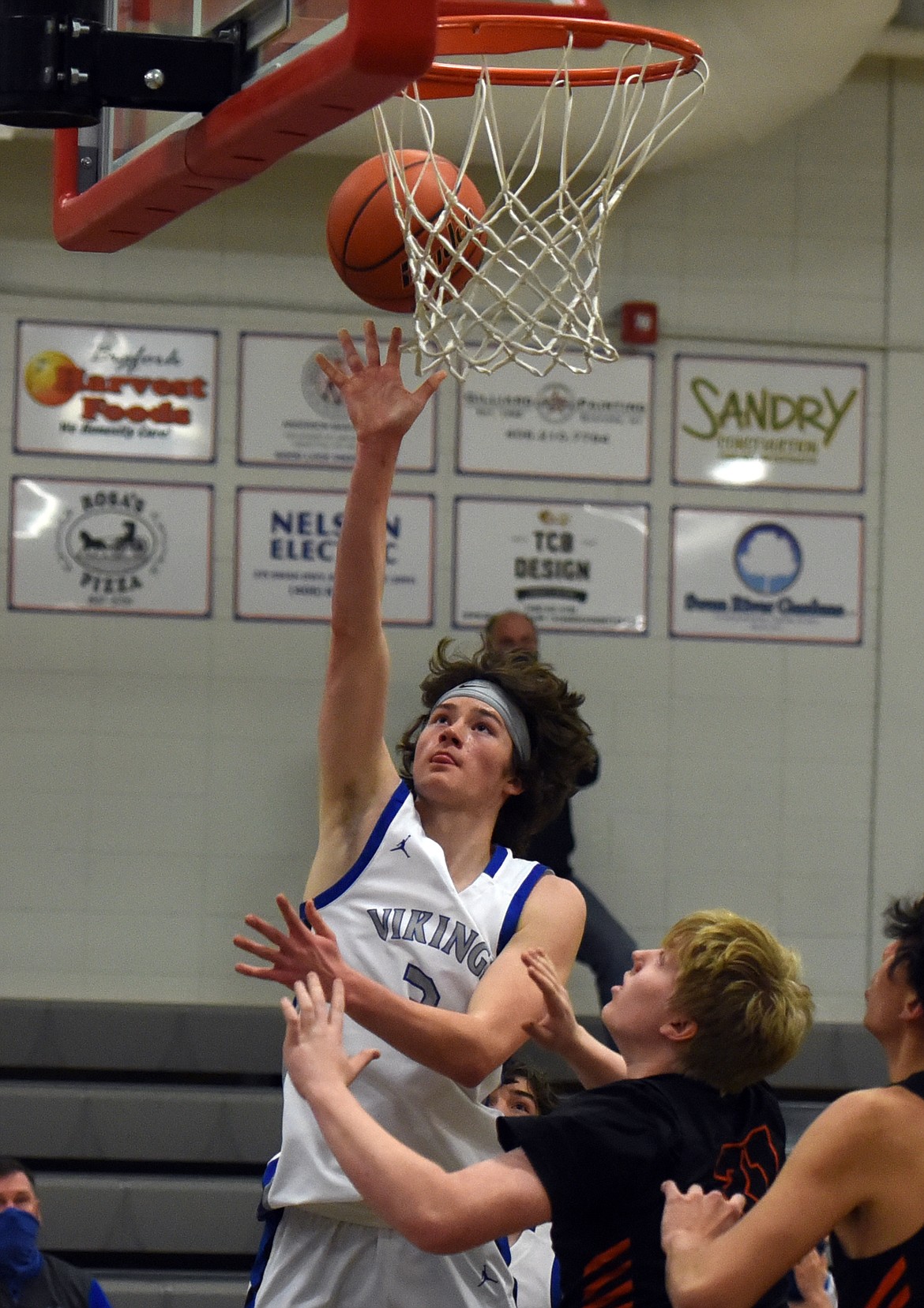 Isak Epperly glides in for a layup against the Lions Thursday.
Jeremy Weber/Bigfork Eagle