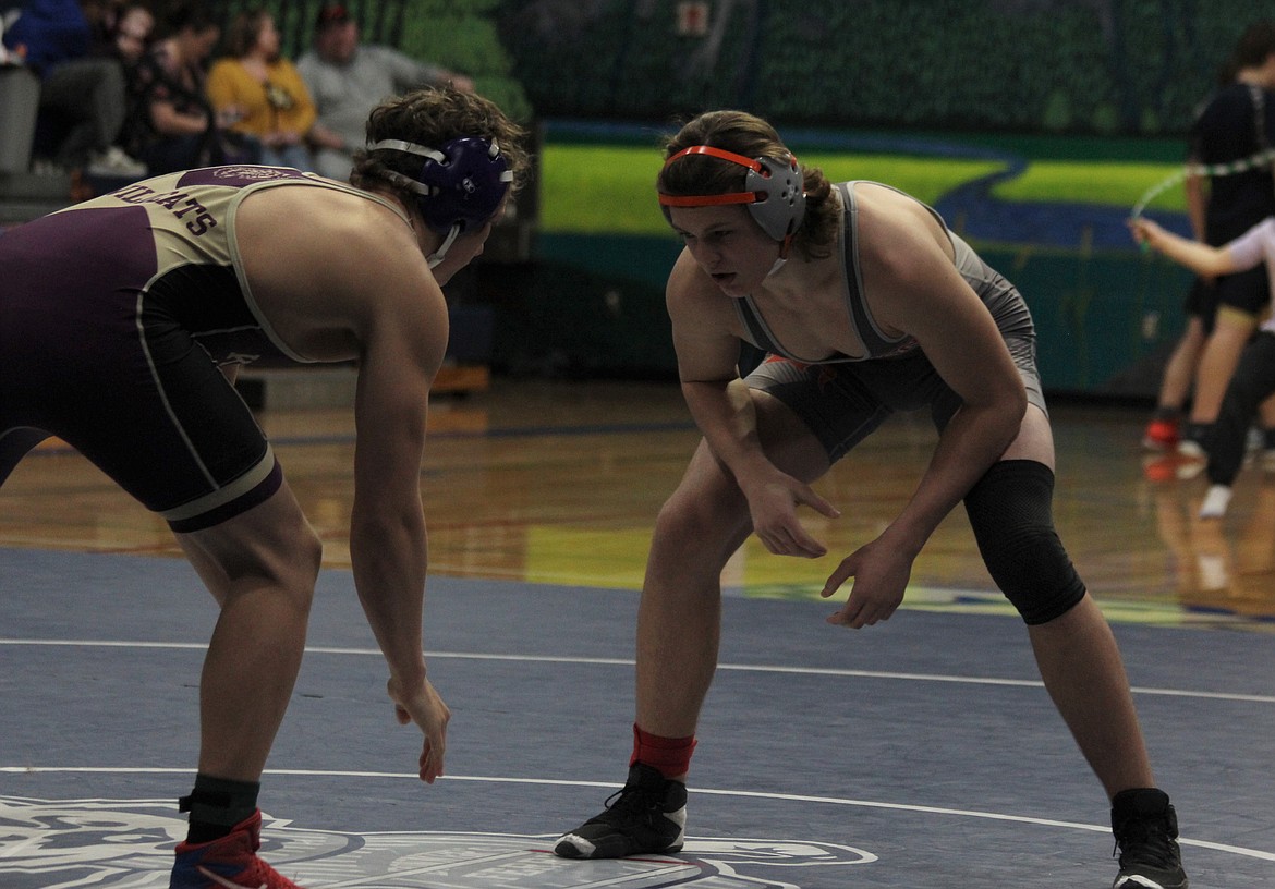 Matyus McLain (right) takes on Kellogg's Blaine Goodner in a third-place match at districts last Thursday.
