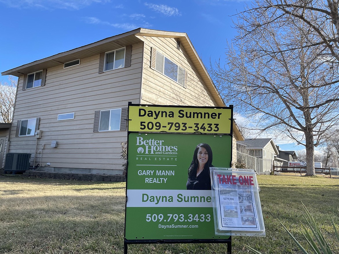 A house for sale in Moses Lake at the corner of West Lakeshore Drive and South Pommer Street.