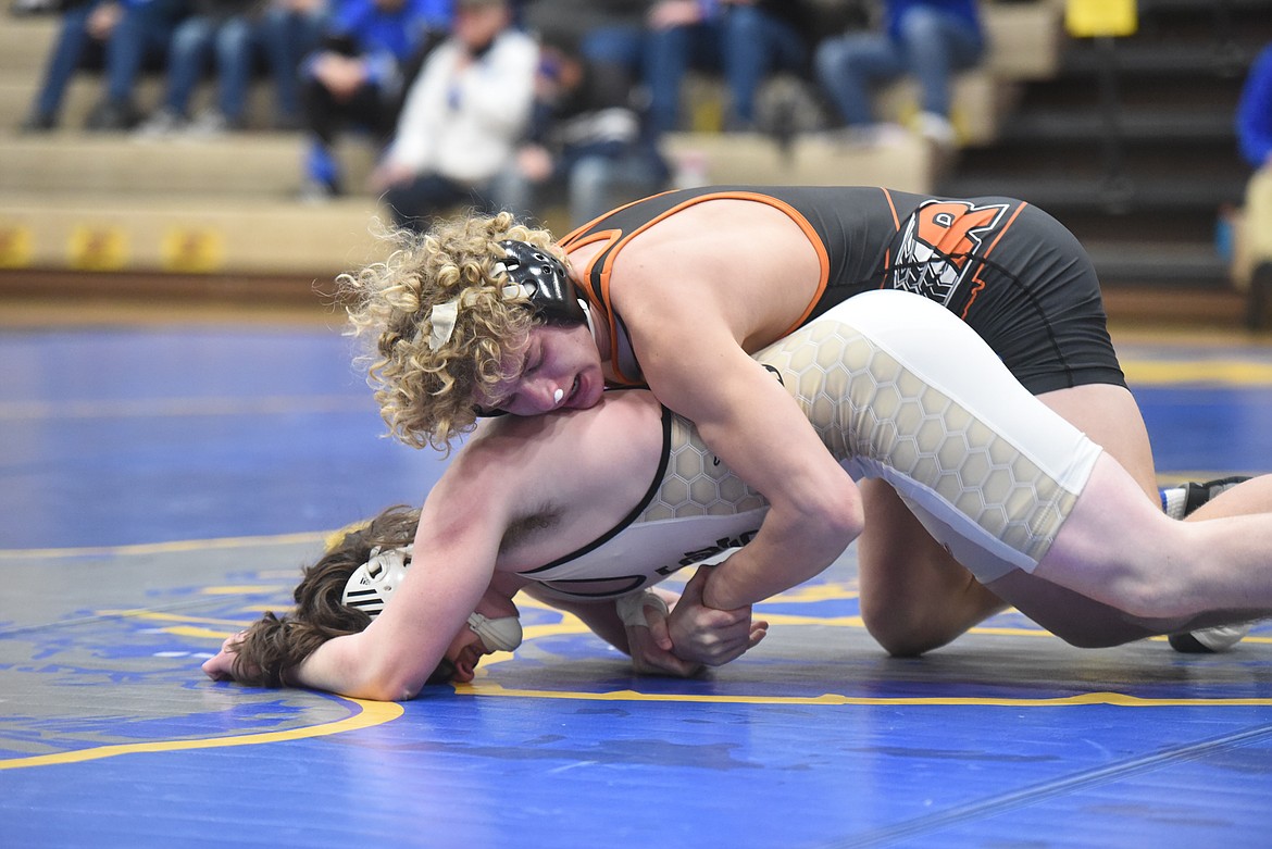 Ronan’s Landon Bishop takes on Stevensville’s Ty Thompson at 138 pounds Friday at Libby. (Will Langhorne/The Western News)