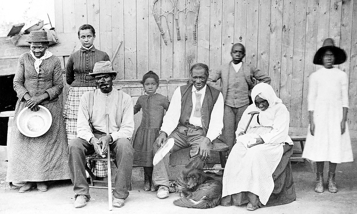 Harriet Tubman on the left with slaves she helped rescue.