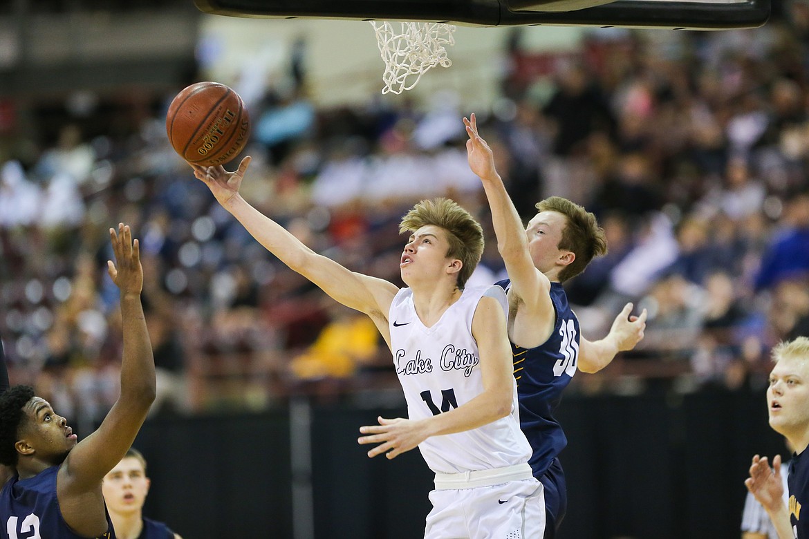 JASON DUCHOW PHOTOGRAPHY
Kolton Mitchell (14) of Lake City attempts a reverse layin as McKay Anderson of Meridian defends in the state 5A championship game Saturday night at the Ford Idaho Center in Nampa.