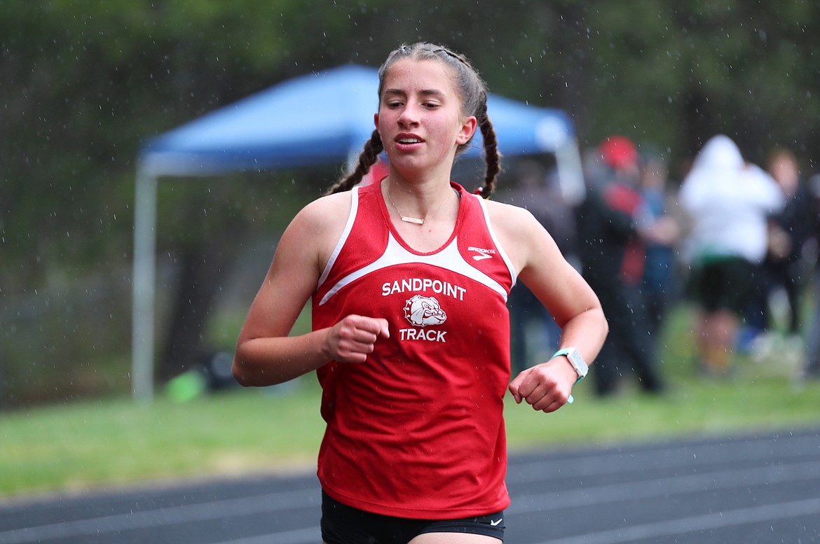 Payton Betz runs in the 3200.