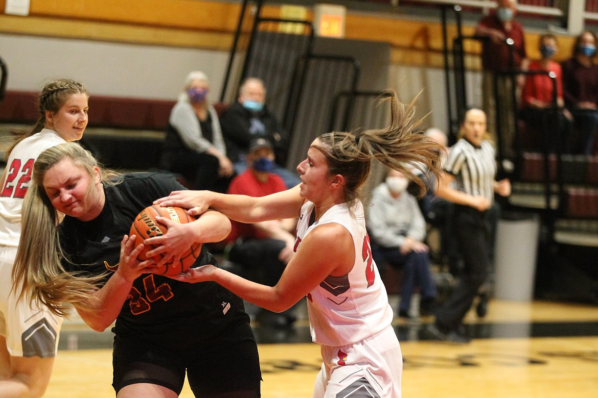JASON ELLIOTT/Press
North Idaho College freshman forward Kennedy LaFountaine forces a jump ball with Yakima Valley's Tahlia Klebaum during the fourth quarter of Tuesday's Northwest Athletic Conference game at Rolly Williams Court.