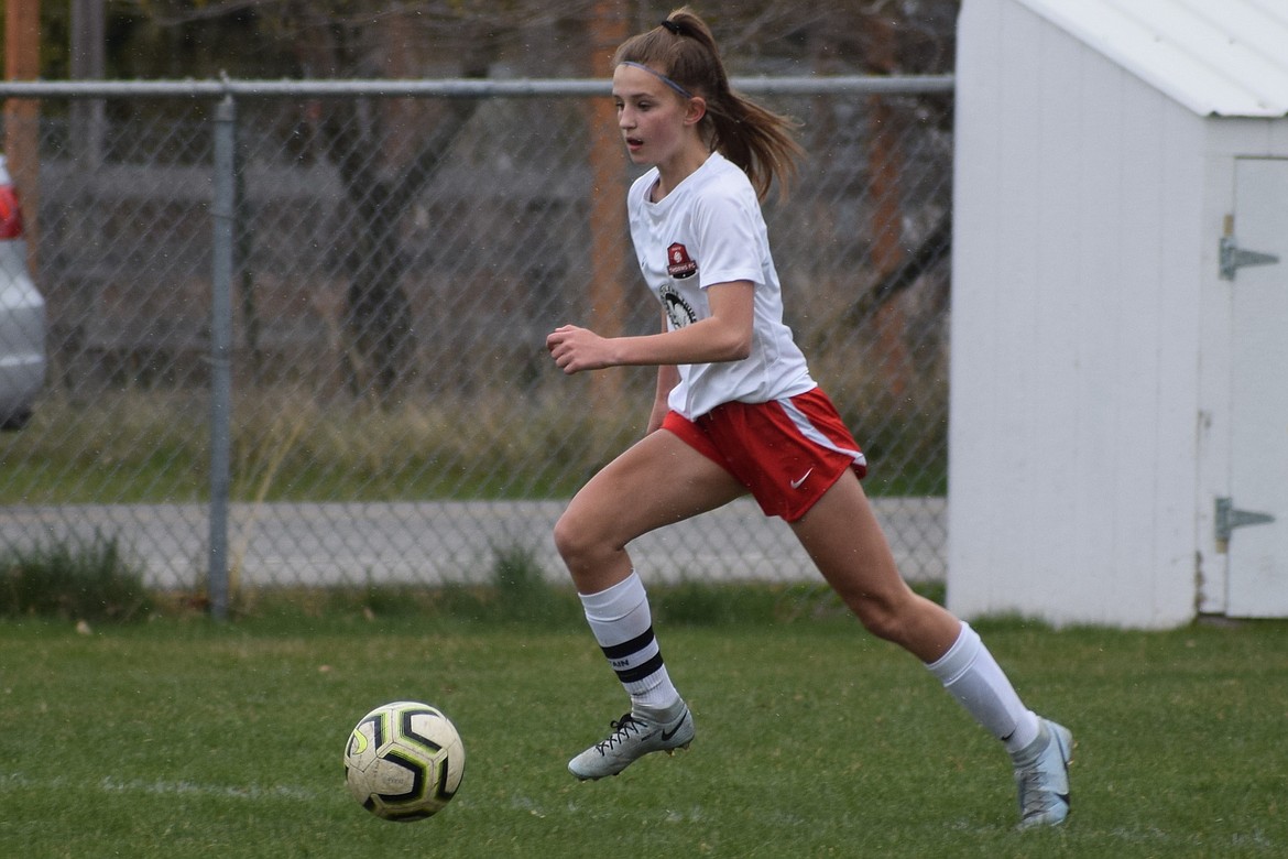 Photo by MARCEE HARTZELL
Pictured is Natalie Thompson of the Thorns North FC Girls 07 Red soccer team. Last week the Thorns tied the Spokane Sounders G05/06 1-1, with the only Thorns goal from Paige Hunt and the assist from Jamie Lawrence. On Friday, the Thorns beat FC Spokane G06 Bliss 8-1. Thorns goals were scored by Ellie McGowan (1), Fiona Macdonald (2), Kennedy Hartzell (1), Natalie Thompson (3), and Riley Brazle (1), with assists from Bayah Ratigan, Riley Brazle and Fiona Macdonald. The Thorns then tied EW Surf G06 WNPL Schriver 1-1 on Saturday, with the only Thorns goal scored by Natalie Thompson from a penalty kick. On Sunday, the Thorns shut out WESC South G06 Averett 3-0 with all goals scored by Fiona Macdonald. Lily Bole and Natalie Thompson had the assists. 


Pictured: Natalie Thompson