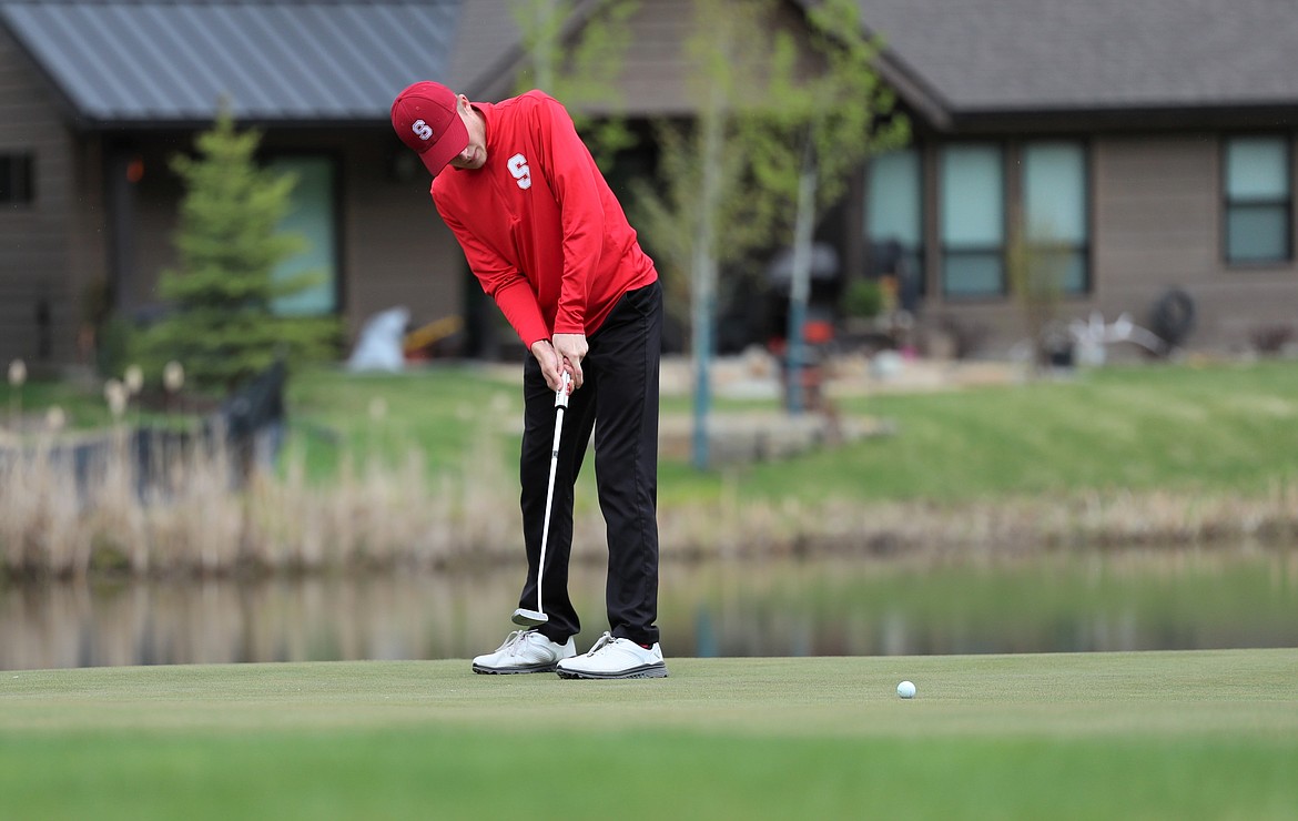 Darren Bailey putts on Monday.