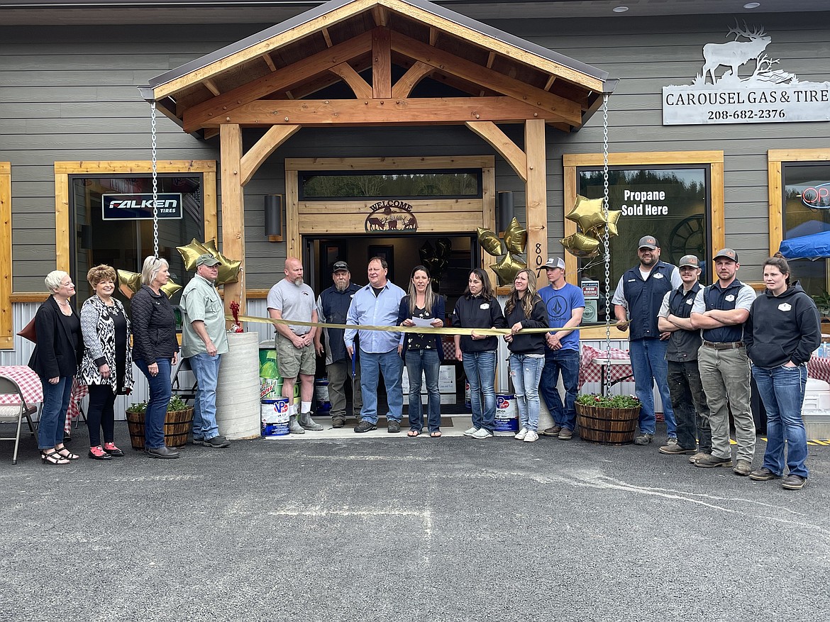 Ted Beamis (holding scissors) prepares to cut the grand opening ribbon with friends, family, and Silver Valley Chamber representatives last Friday at the new and improved Carousel Gas & Tire in Pinehurst.
(Left) Diannah Fields-Brown, Juli Zook, Karen Hulstrom, Chris Marker, Bob Jutila, Craig Anderson, Ted Beamis, Michelle Castro, Casidy Hurd, Loni Hall, Judson Hall, Ronnie Hurd, Andrew MacArthur III, Jordyn Miller, and Jessie Watson.