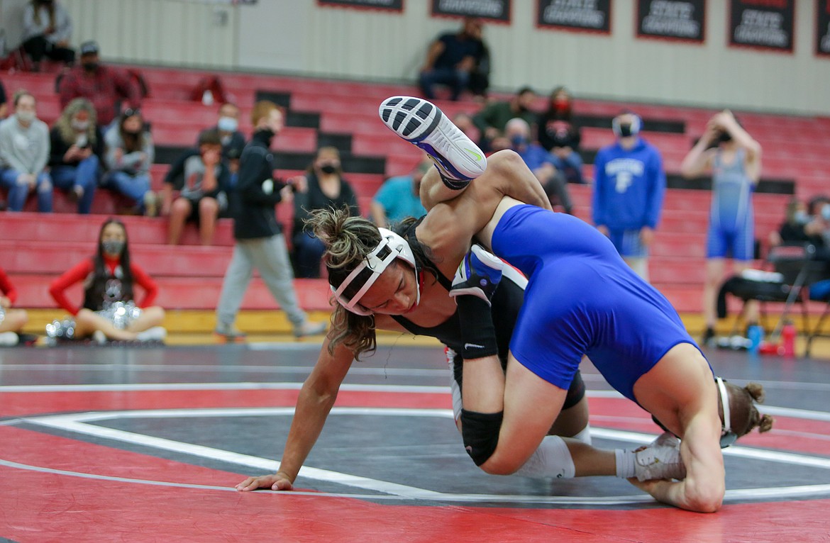 Othello’s Zak Rocha fights to free himself from the hold of his opponent, Gabe Smith, in their bout at 152 last Thursday evening at Othello High School.