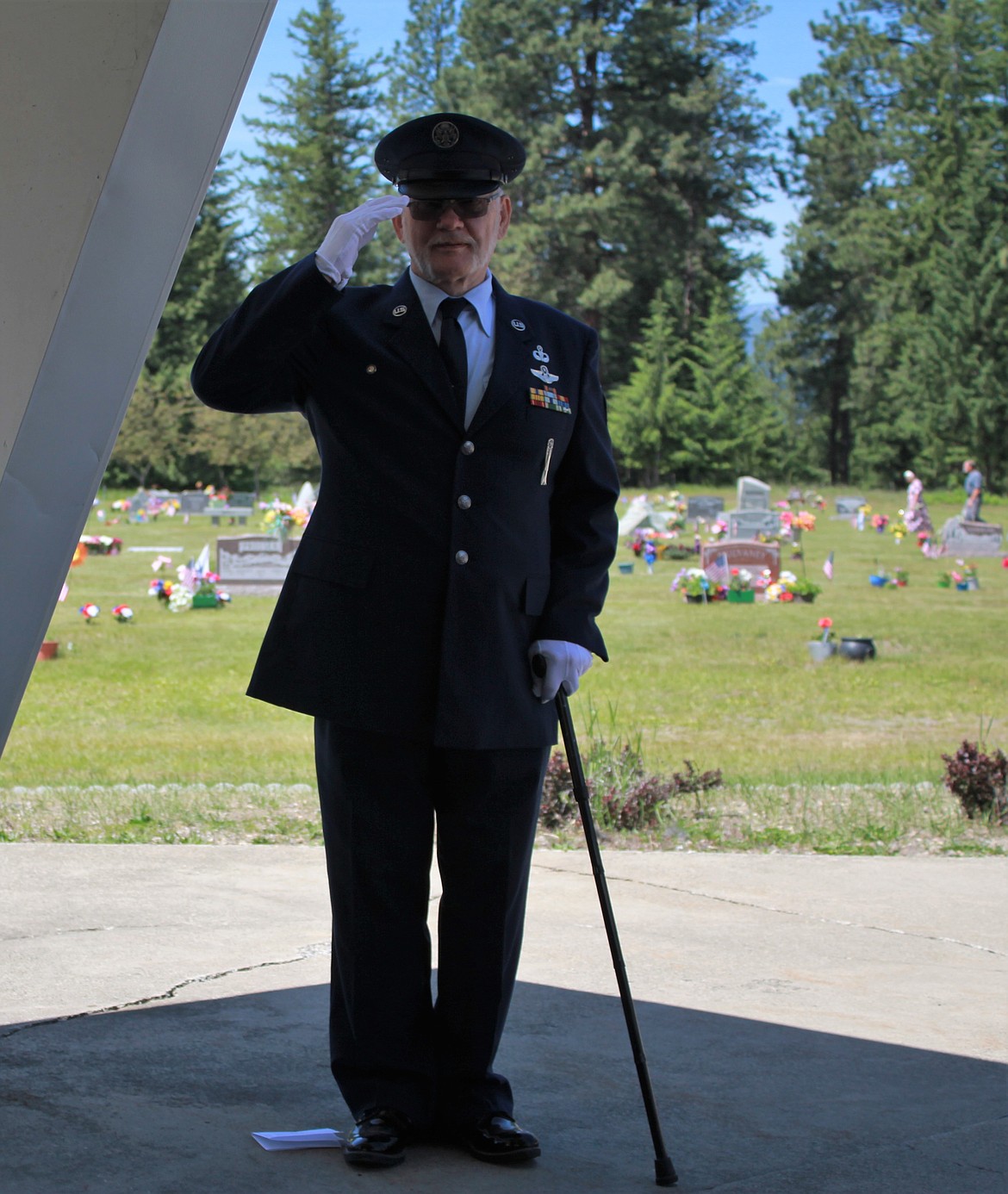 Mike Spurgeon saluting, Memorial Day ceremony 2021 (Photo by Rose Shababy)