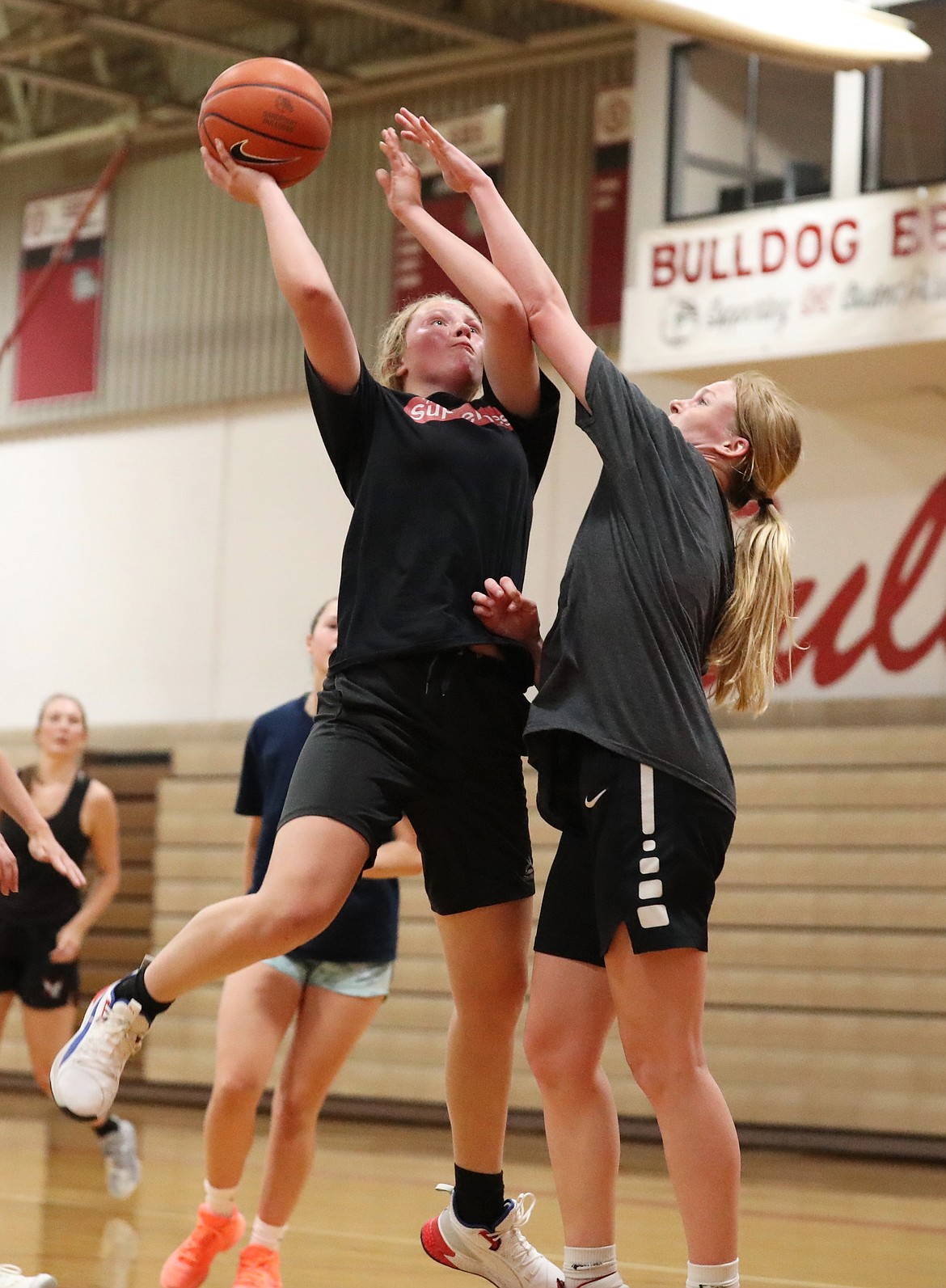 Karlie Banks tries to shoot over Sofia Platte during practice on Thursday.