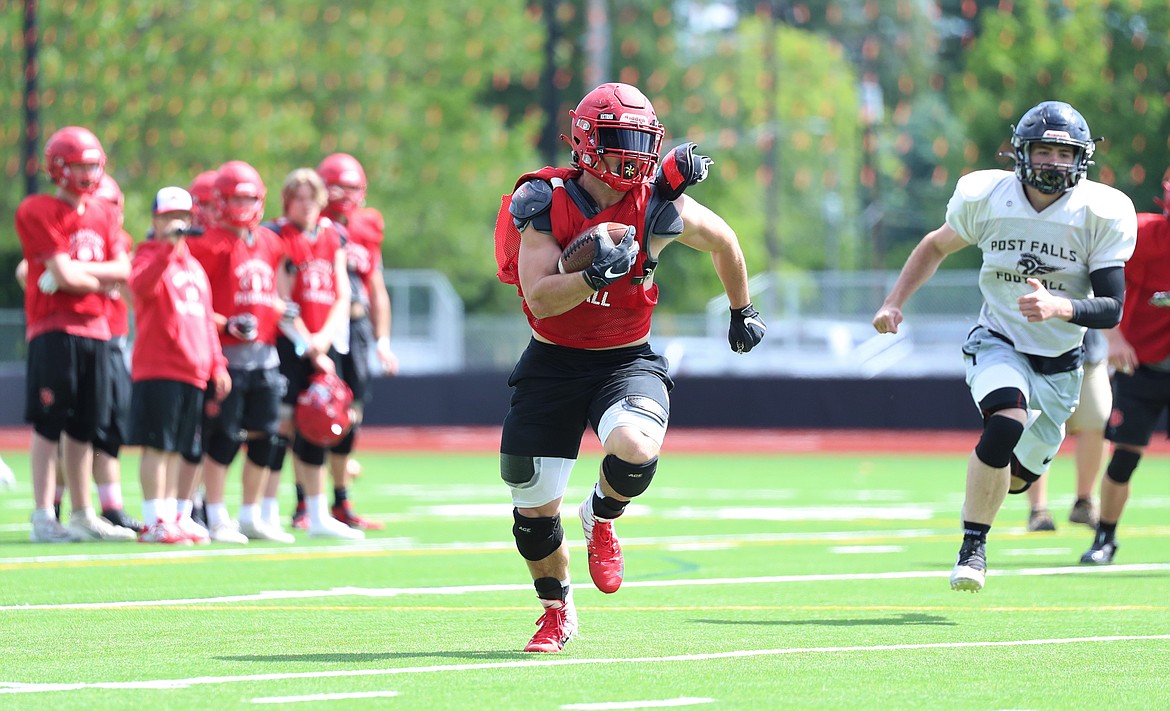 Running back Gerrit Cox turns the corner and heads toward the end zone for a touchdown on Wednesday.