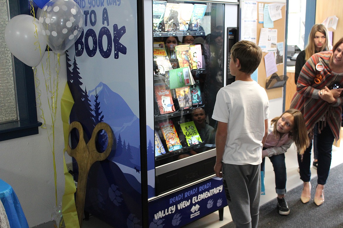 (photo by Victor Corral Martinez)
5th grade students getting the opportunity to get a book before they graduate.