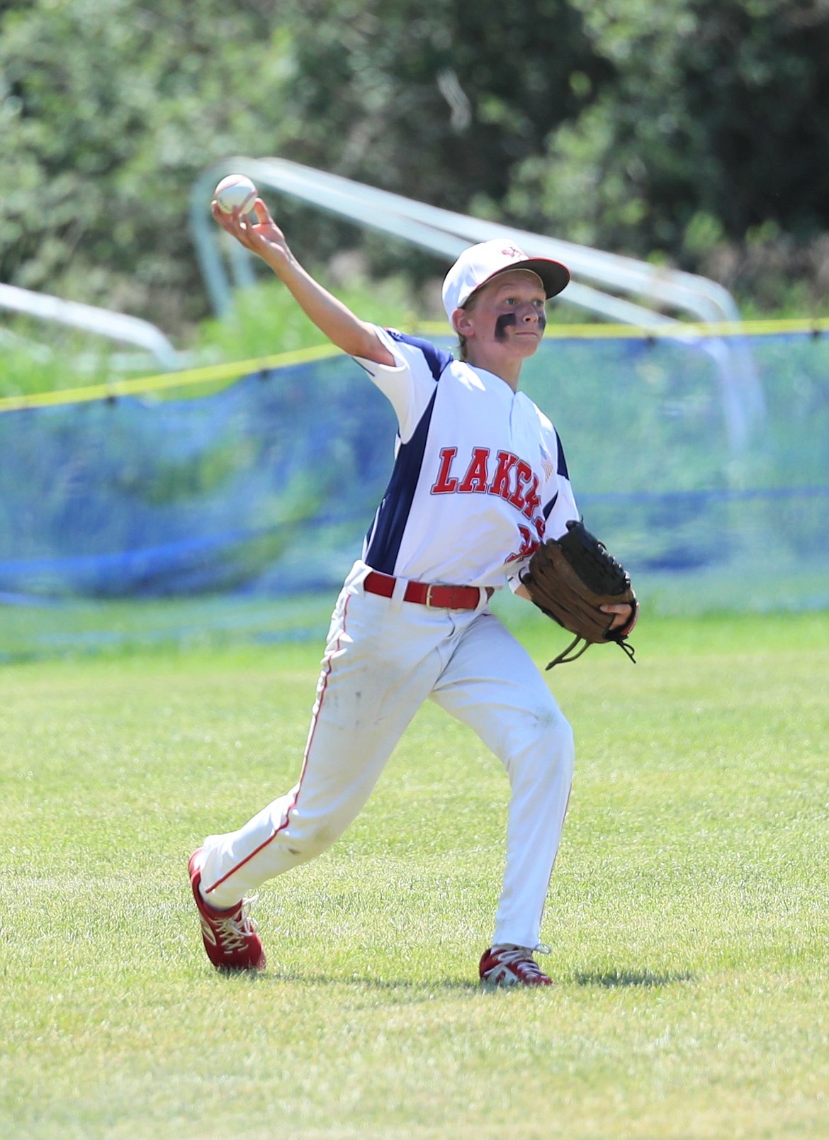 Coleman Inge makes a throw from the outfield on Saturday.