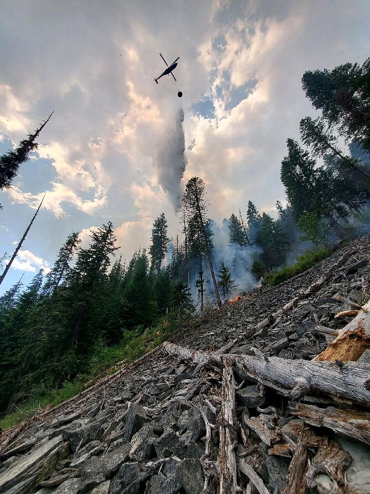 A helicopter crew works to suppress the Burnt Peak Fire. (Courtesy of Tyler Bothman)