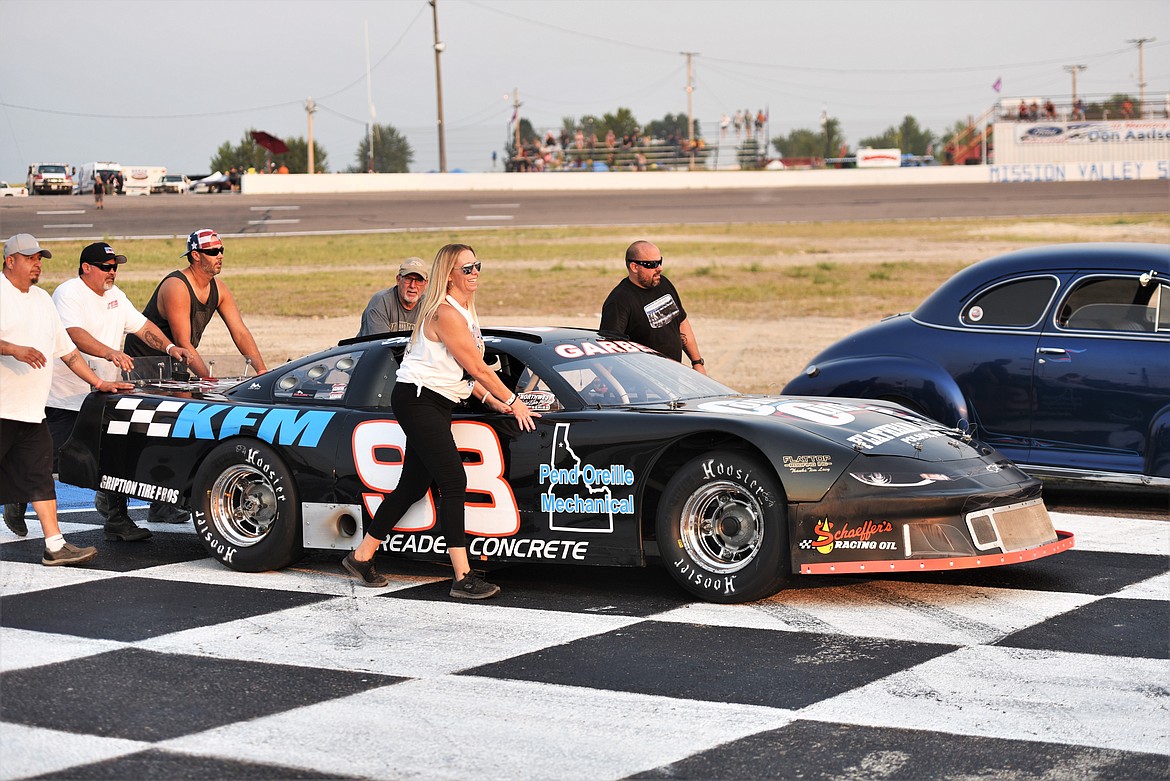 Dave Garber's crew pushes his No. 93 car to the front of the track for the pre-race lineup. (Scot Heisel/Lake County Leader)